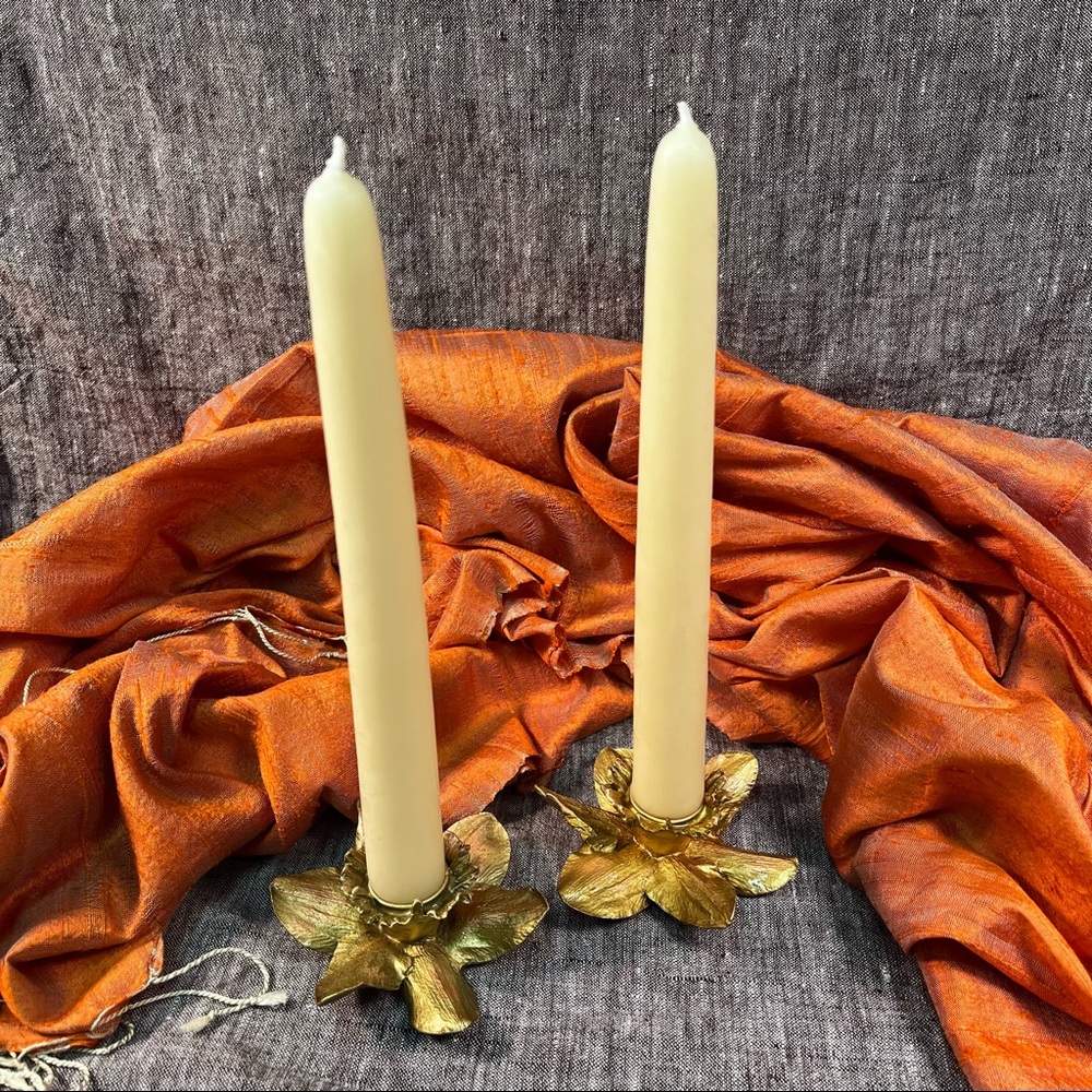 Table Art gold metal flower candlesticks